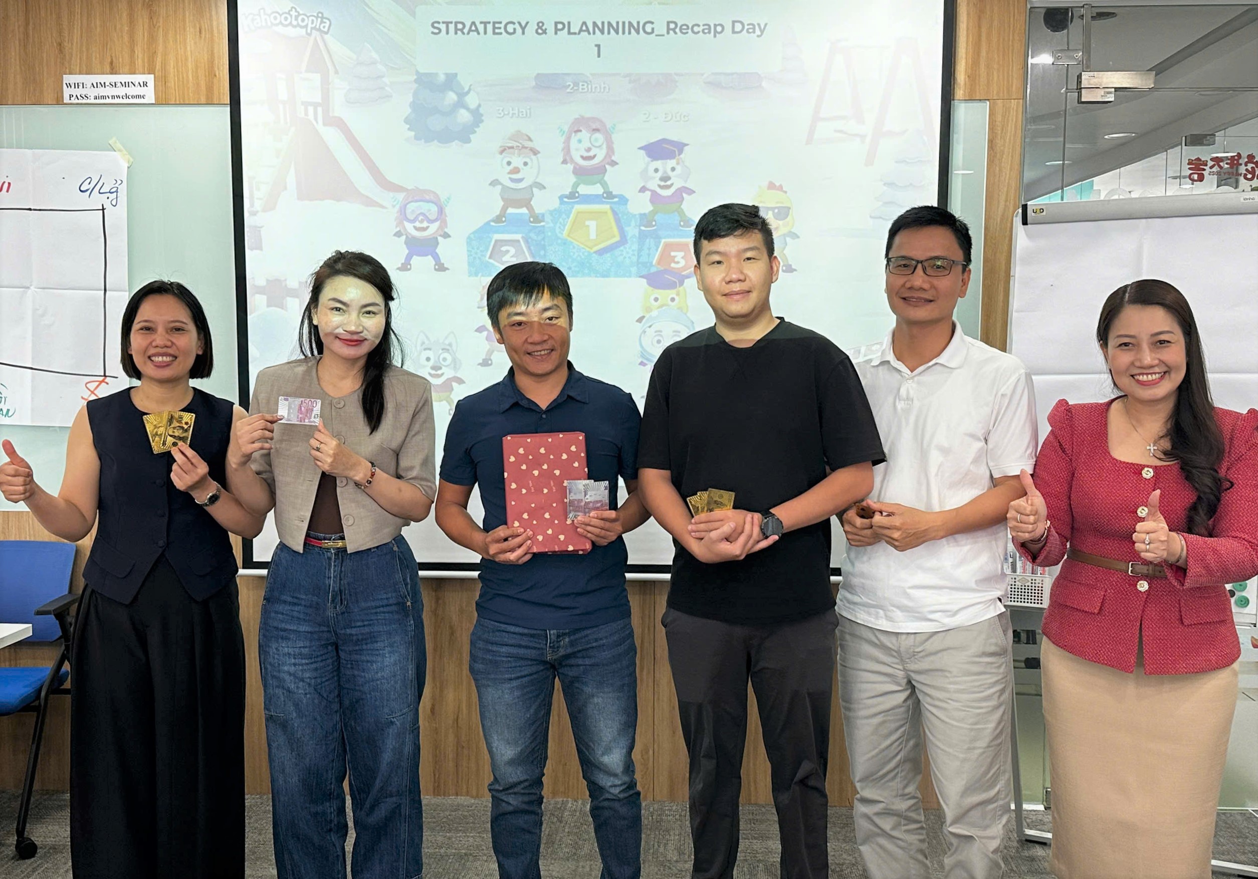 Trao thưởng cho nhóm thắng cuộc